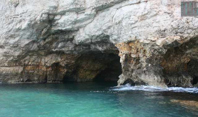 Viaggio all’interno delle grotte di Polignano, celate dalla scogliera a picco sul mare
